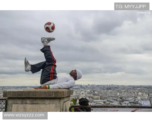 足球明星街头即兴踢球精彩瞬间展现球技与热情